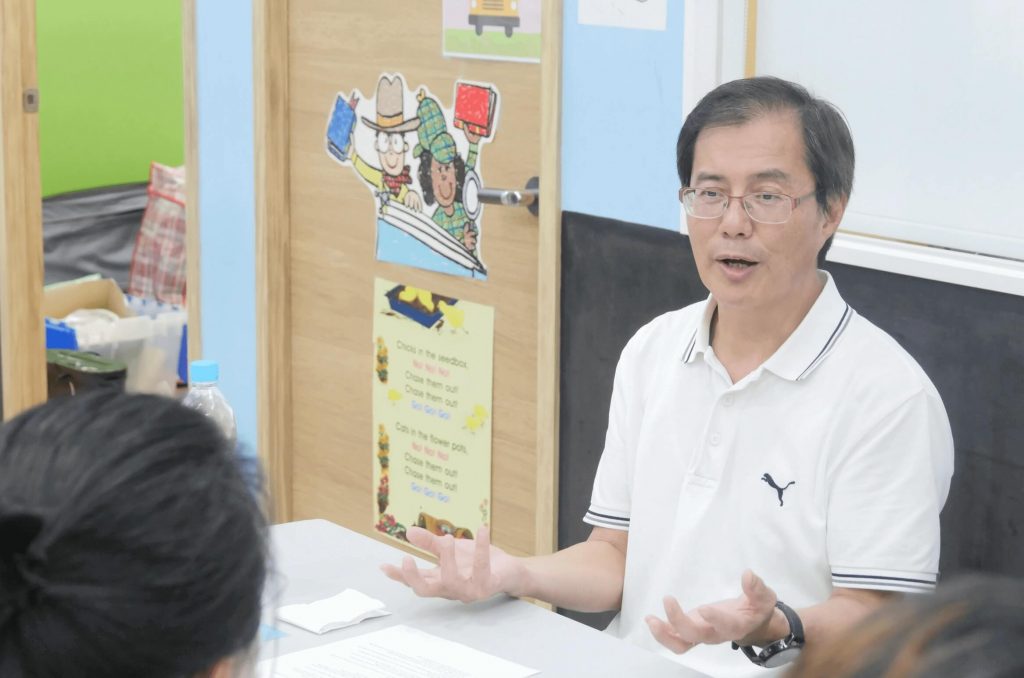 a retired man become volunteer tutor and share his experience
